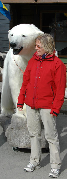 Anita mit einem Eisbär in Svalbard=Spiitzbergen
